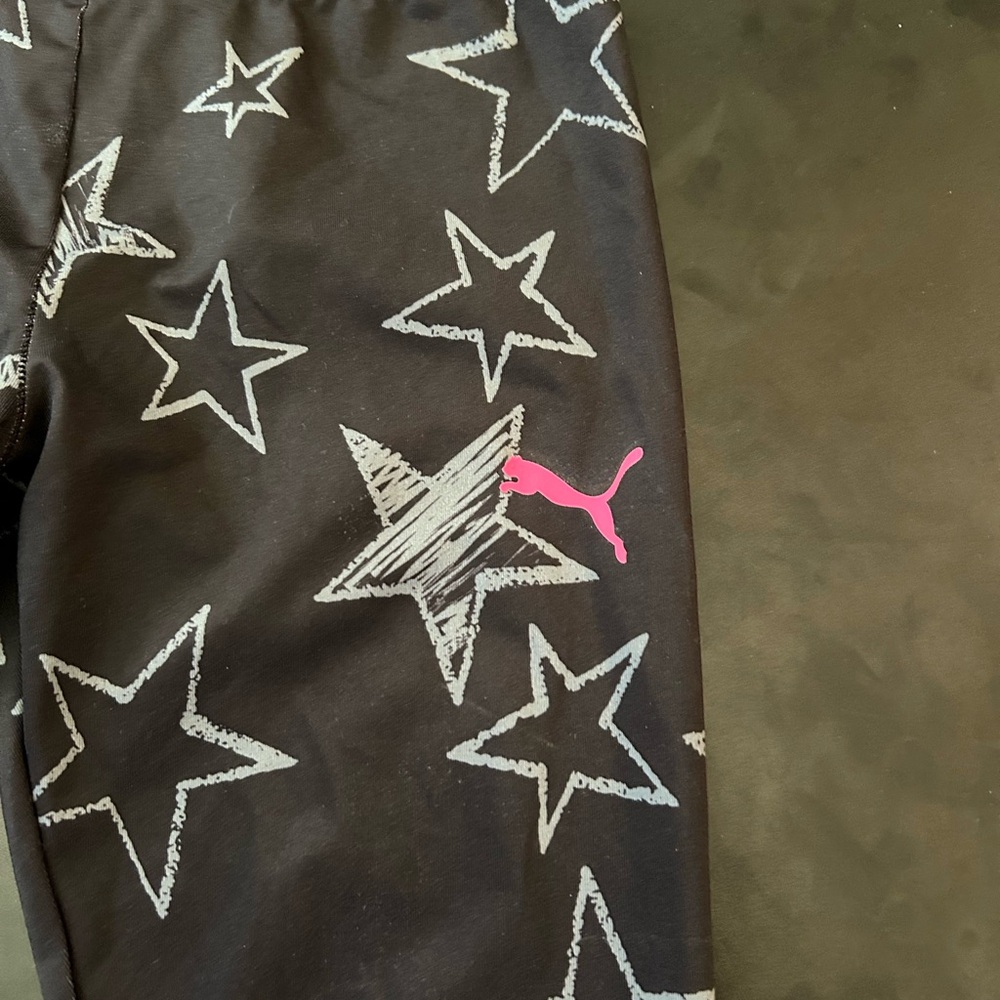 Girls Puma leggings black with gray stars and pink puma emblem